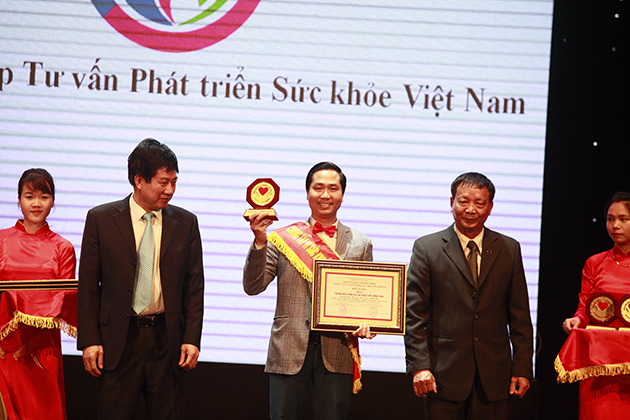 Ông Nguyễn Bá Toàn – giám đốc công ty cổ phần tư vấn phát triển sức khỏe Việt Nam lên nhận giải thưởng Top 10 thương hiệu chăm sóc sức khỏe chất lượng vàng 2016