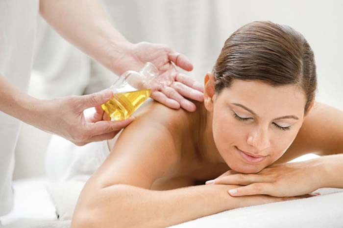 Sử dụng tinh dầu massage hương bạc hà