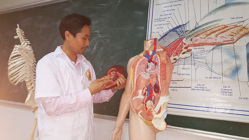 Chuyên gia Nguyễn Bá Toàn tại lớp học giải phẫu sinh lý người - Học viện y dược cổ truyền Việt Nam